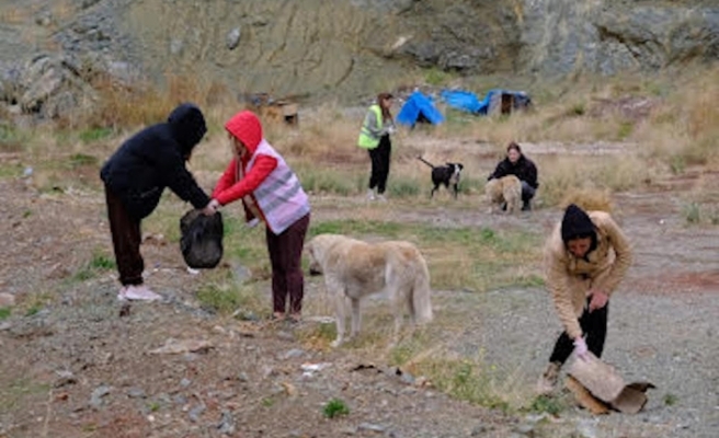 'Patilere El Uzat' etkinliğinde sokak hayvanları beslendi