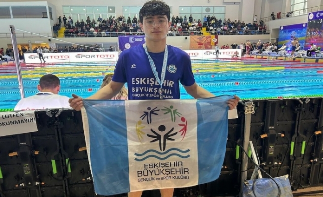 Başarılı yüzücü Refik Özdemir'in Eskişehir'i gururlandıran Türkiye ikinciliği