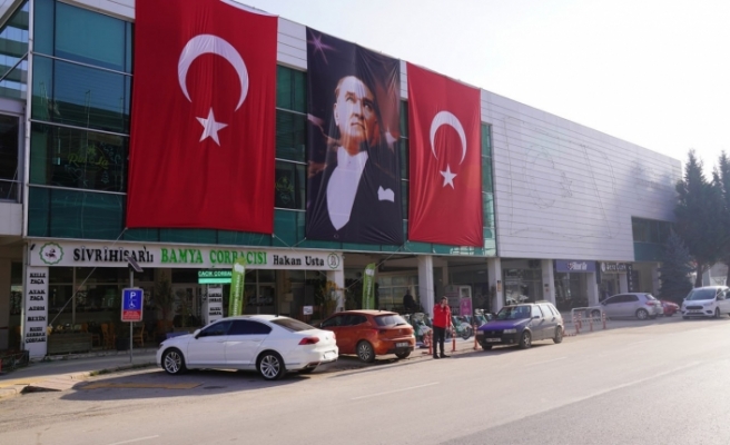 Tepebaşı Türk bayrakları ve Atatürk posterleriyle donatıldı