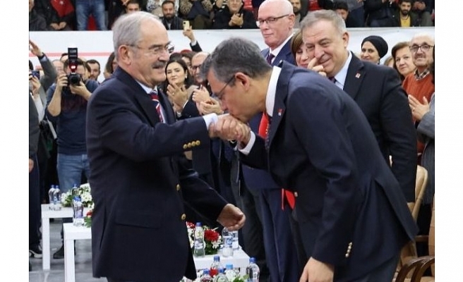 CHP Lideri Özel Büyükerşen'in elini öptü, o anlar sosyal medyada ilgi gördü