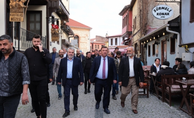 Özkan Alp Odunpazarı sokaklarında vatandaşlarla buluştu